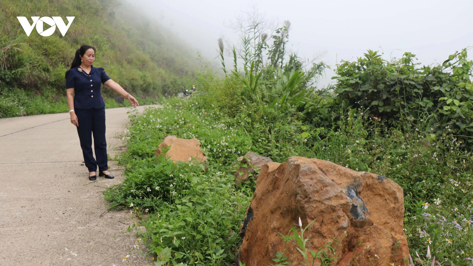 Nỗi lo rơi đá tảng trên đường đến thảo nguyên Bùi Hui (Quảng Ngãi)
